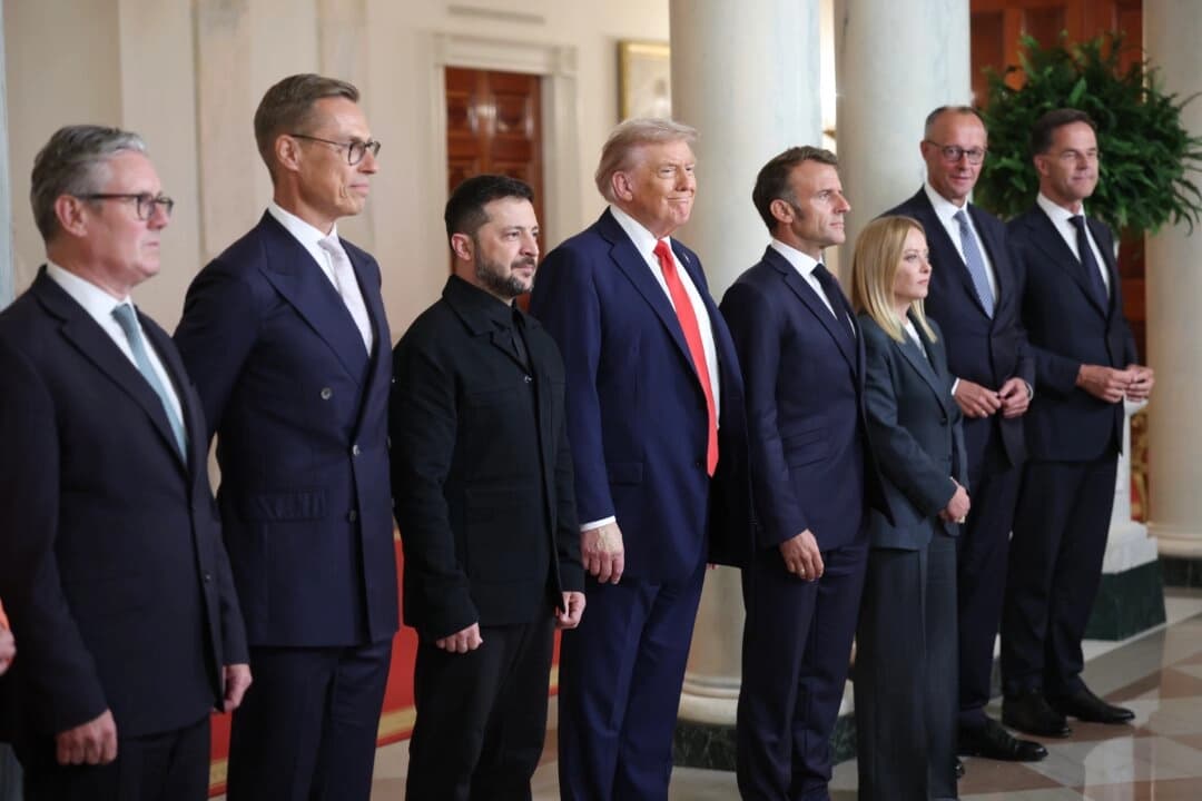 El presidente estadounidense Donald Trump y el presidente ucraniano Volodímir Zelenski posan para una fotografía con líderes europeos tras una reunión en el Despacho Oval de la Casa Blanca el 18 de agosto de 2025 en Washington, D. C. De izquierda a derecha: el primer ministro británico, Keir Starmer; el presidente finlandés, Alexander Stubb; el presidente ucraniano, Volodímir Zelenski; el presidente estadounidense Donald Trump; el presidente francés, Emmanuel Macron; la primera ministra italiana, Giorgia Meloni; el canciller alemán, Friedrich Merz; y el secretario general de la OTAN, Mark Rutte. El presidente Trump recibió al presidente Zelenski en la Casa Blanca para una reunión bilateral y posteriormente para una reunión ampliada con líderes europeos para debatir un acuerdo de paz entre Rusia y Ucrania el 18 de agosto de 2025.   (Win McNamee/Getty Images)