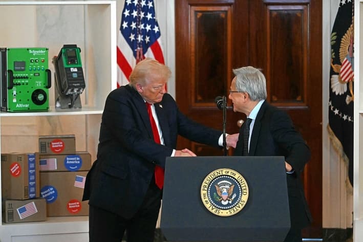 El presidente Donald Trump (izq.) estrecha la mano del director ejecutivo de Nvidia, Jensen Huang, mientras hablan sobre invertir en Estados Unidos, en la Casa Blanca, el 30 de abril de 2025. (Jim Watson/AFP vía Getty Images)