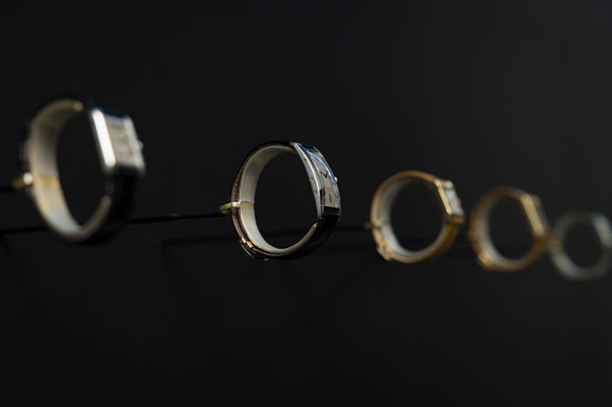  Una fila de relojes dentro de la exposición de Cartier en el V&A el 9 de abril de 2025 en Londres, Inglaterra. (Belinda Jiao/Getty Images)