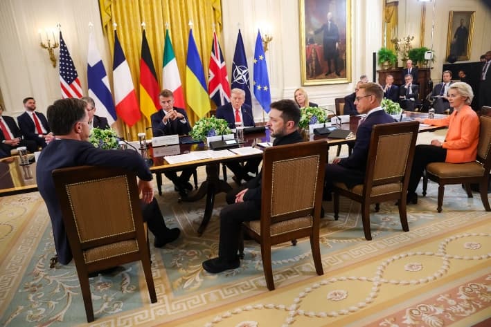 El presidente de Estados Unidos, Donald Trump, celebra una reunión con el presidente de Ucrania, Volodímir Zelenski, la presidenta de la Comisión Europea, Ursula von der Leyen, el secretario general de la OTAN, Mark Rutte, y otros líderes europeos en la Casa Blanca, el 18 de agosto de 2025. Trump planteó la posibilidad de ayudar a Europa con garantías de seguridad “similares a las de la OTAN” para Ucrania. (Win McNamee/Getty Images)