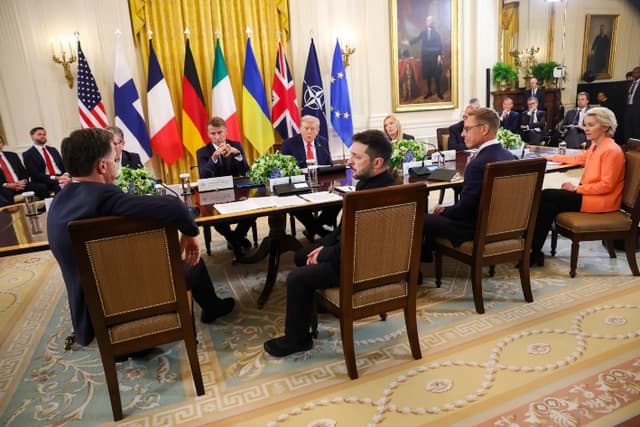 El presidente de Estados Unidos, Donald Trump, celebra una reunión con el presidente de Ucrania, Volodímir Zelenski, la presidenta de la Comisión Europea, Ursula von der Leyen, el secretario general de la OTAN, Mark Rutte, y otros líderes europeos en la Casa Blanca, el 18 de agosto de 2025. Trump planteó la posibilidad de ayudar a Europa con garantías de seguridad “similares a las de la OTAN” para Ucrania. (Win McNamee/Getty Images)