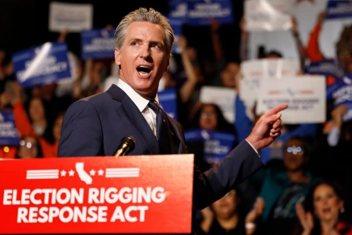 El gobernador de California, Gavin Newsom, habla sobre la “Ley de Respuesta a la Manipulación Electoral” en una conferencia de prensa en el Centro para la Democracia del Museo Nacional Japonés-Americano de Los Ángeles, California, el 14 de agosto de 2025. (Mario Tama/Getty Images)