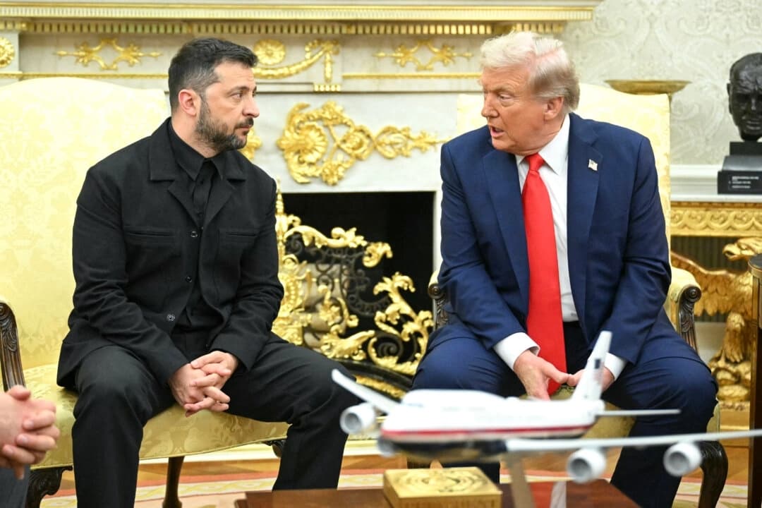 El presidente ucraniano Volodímir Zelenski y el presidente estadounidense Donald Trump (derecha) participan en una reunión en el Despacho Oval de la Casa Blanca el 18 de agosto de 2025. (Mandel Ngan/AFP vía Getty Images)