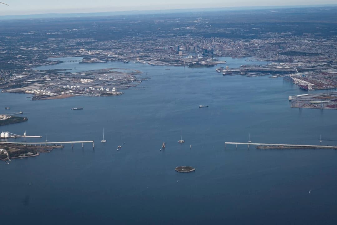Vista aérea del puente Francis Scott Key, que se derrumbó el 26 de marzo de 2024 debido al choque de un buque de carga en Baltimore el 27 de octubre de 2024. (Madalina Vasiliu/The Epoch Times)
