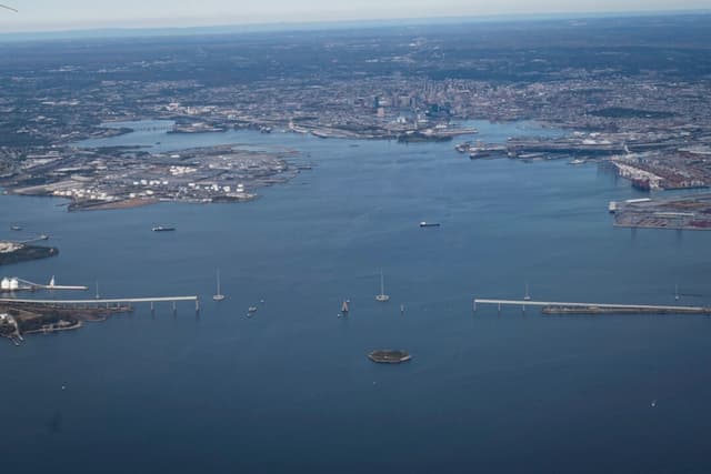 Vista aérea del puente Francis Scott Key, que se derrumbó el 26 de marzo de 2024 debido al choque de un buque de carga en Baltimore el 27 de octubre de 2024. (Madalina Vasiliu/The Epoch Times)
