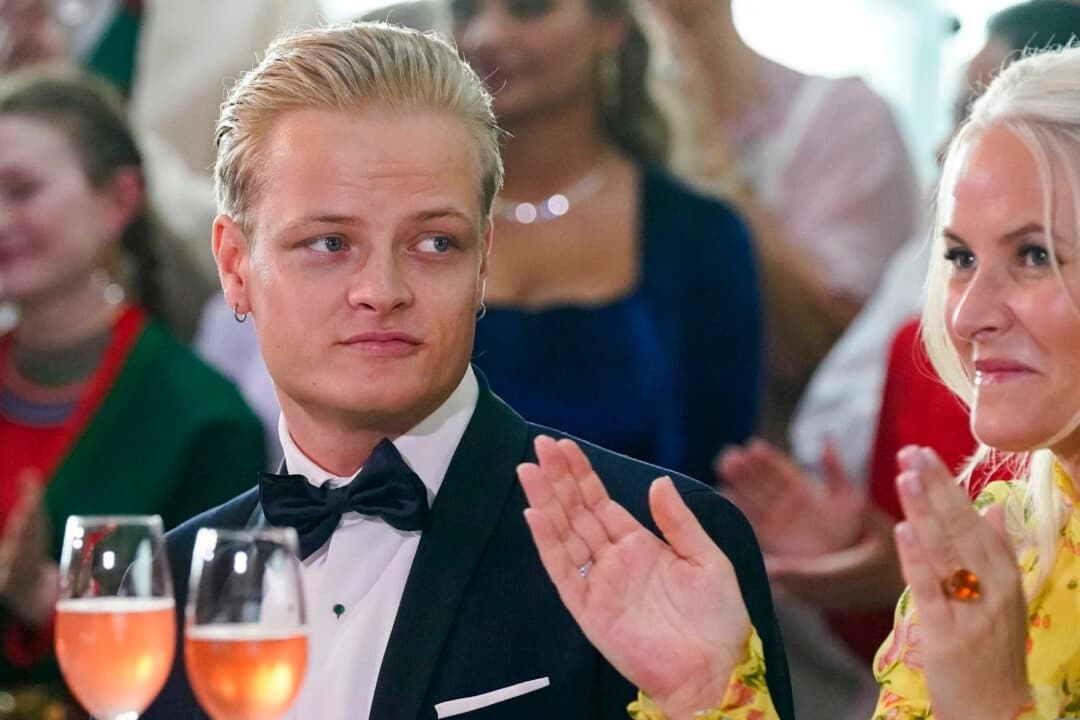 Marius Borg Hoiby, de Noruega, y la princesa heredera Mette-Marit en Oslo, el 16 de junio de 2022. (Lise Aserud/NTB vía AP)
