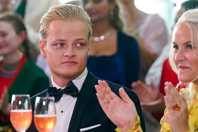 Fiscalía imputa al hijo de la princesa heredera de Noruega por varios delitos, entre ellos violación