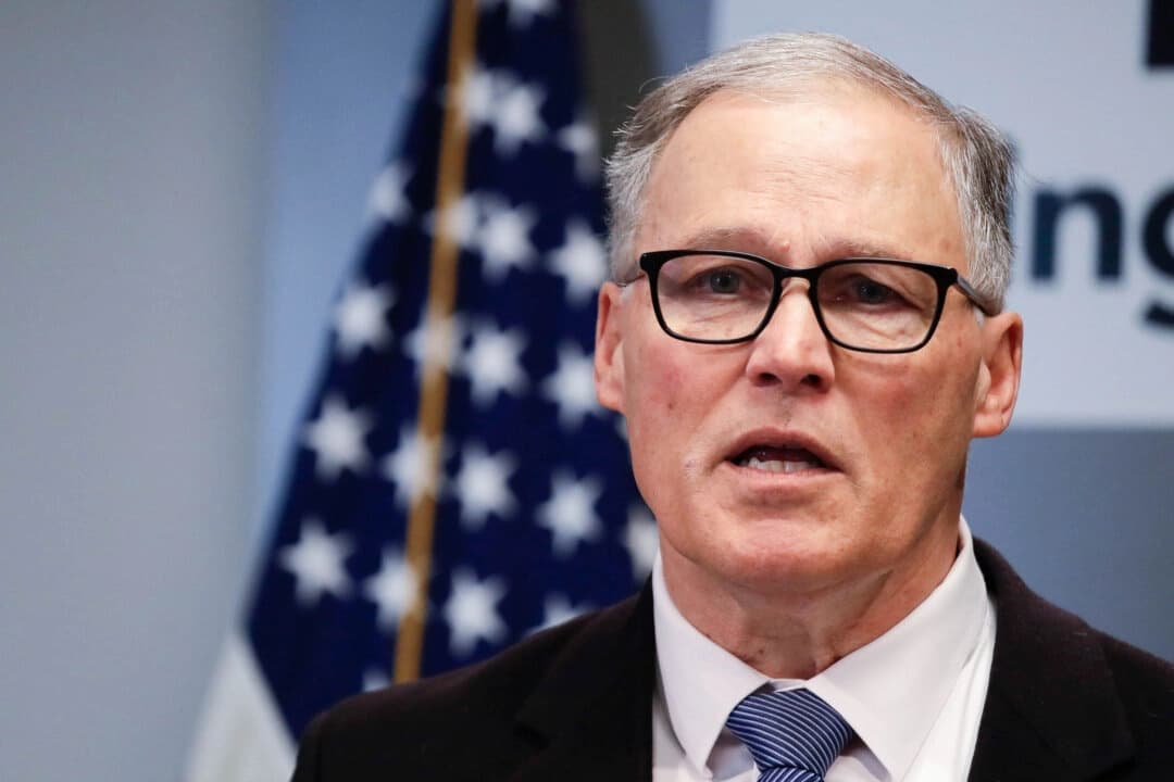 El gobernador del estado de Washington, Jay Inslee, habla con los periodistas en Seattle el 16 de marzo de 2020. (Elaine Thompson/Pool/Getty Images)