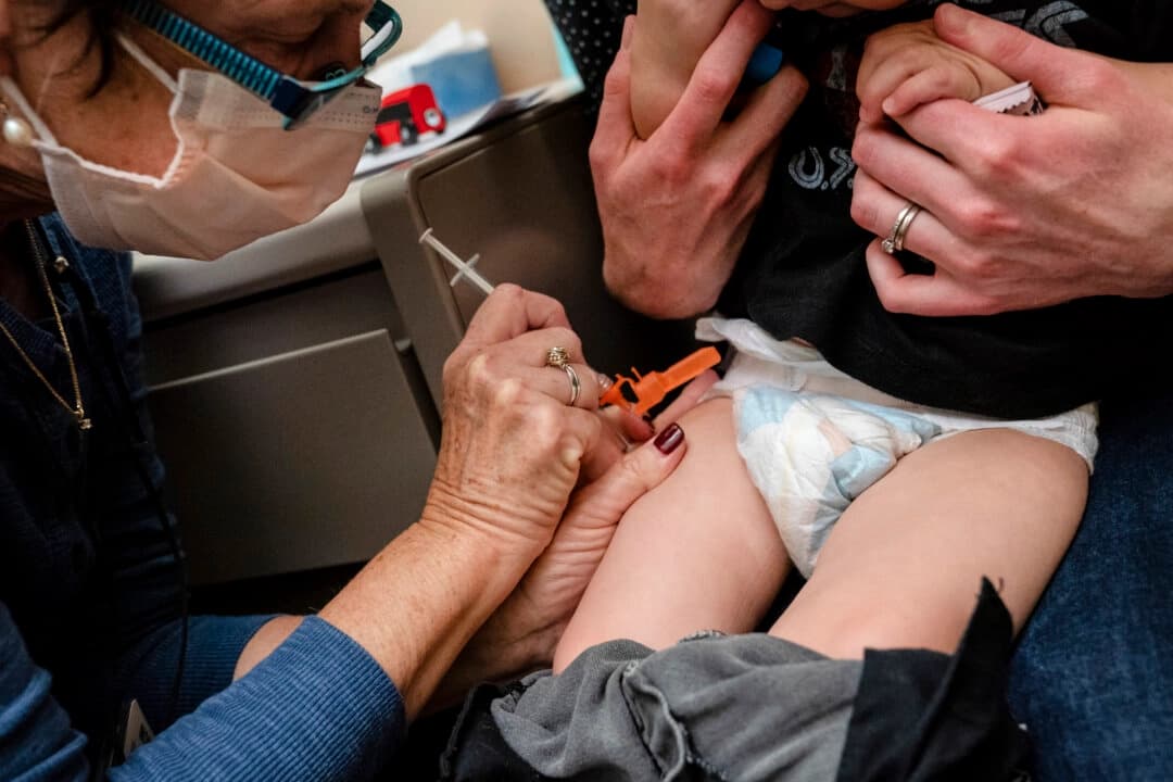Un niño de un año recibe la vacuna contra el COVID-19 de Pfizer en Seattle, Washington, el 21 de junio de 2022. (David Ryder/Getty Images)