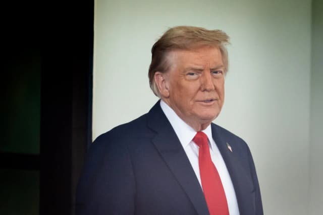 Arrestan y acusan a mujer por amenazar con asesinar a Trump