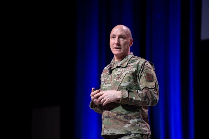 El Jefe de Estado Mayor de la Fuerza Aérea, general David Allvin, pronuncia un discurso inaugural en el Simposio de Guerra de la Asociación de Fuerzas Aéreas y Espaciales en Aurora, Colorado, el 3 de marzo de 2025. (Cortesía de la Fuerza Aérea de EE. UU./foto del Sargento de Estado Mayor Adam R. Shanks)