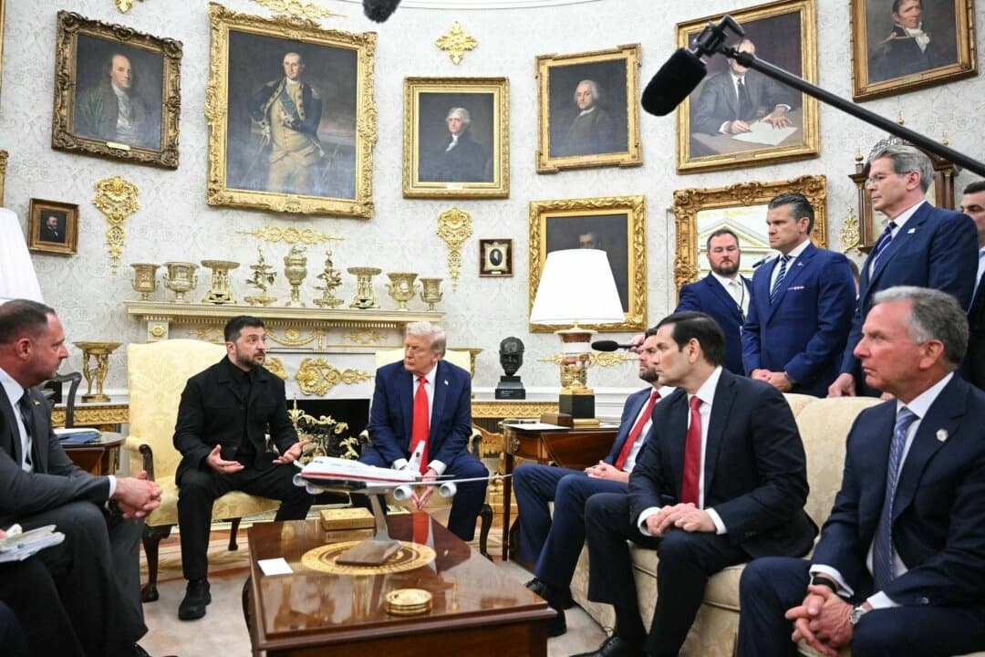 El presidente ucraniano, Volodímir Zelenski, y el presidente estadounidense, Donald Trump, participan en una reunión en el Despacho Oval de la Casa Blanca en Washington el 18 de agosto de 2025. (MANDEL NGAN/AFP a través de Getty Images
