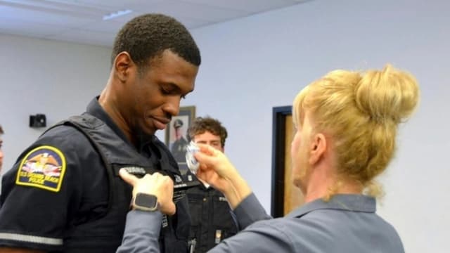En esta foto sin fecha proporcionada por el Departamento de Policía de Old Orchard Beach, el agente Jon Luke Evans recibe su placa policial. (Departamento de Policía de Old Orchard Beach/AP)
