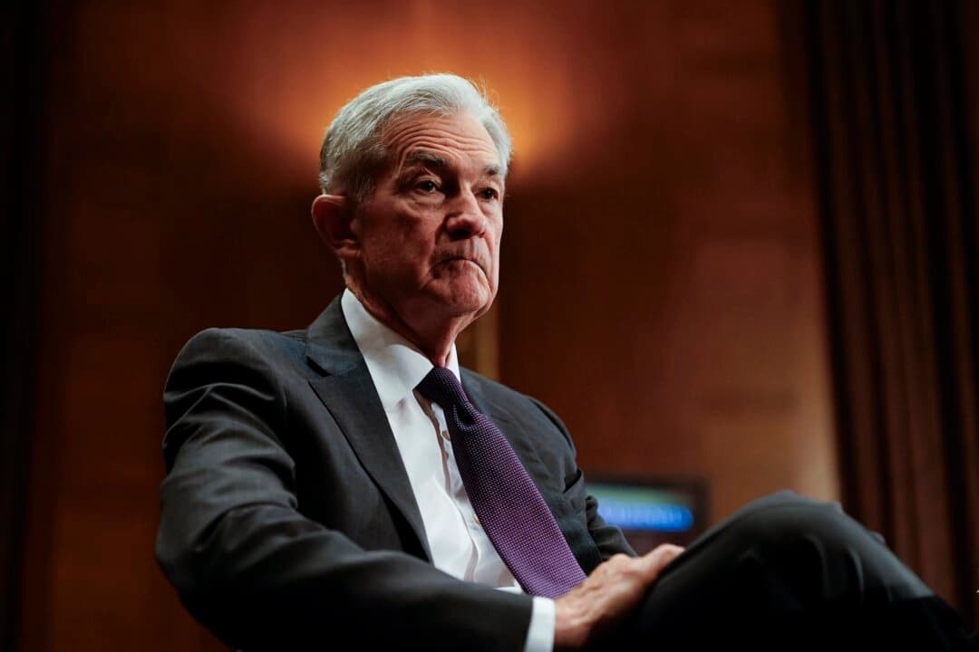 El presidente de la Reserva Federal, Jerome Powell, testifica ante el Comité Bancario del Senado en Washington, el 25 de junio de 2025. (Kent Nishimura/Getty Images)
