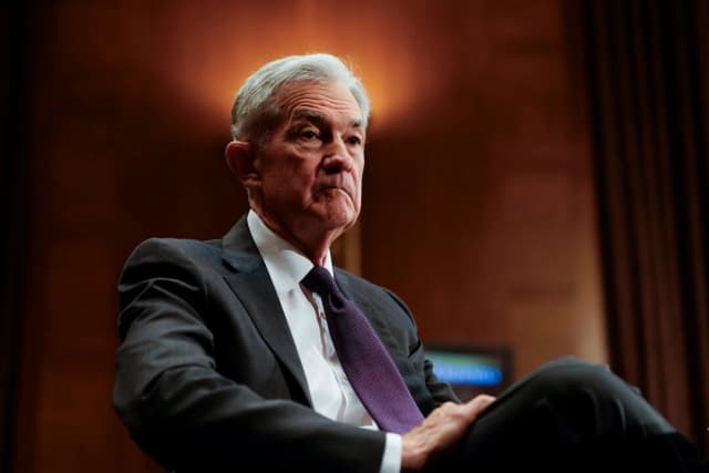 El presidente de la Reserva Federal, Jerome Powell, testifica ante el Comité Bancario del Senado en Washington, el 25 de junio de 2025. (Kent Nishimura/Getty Images)