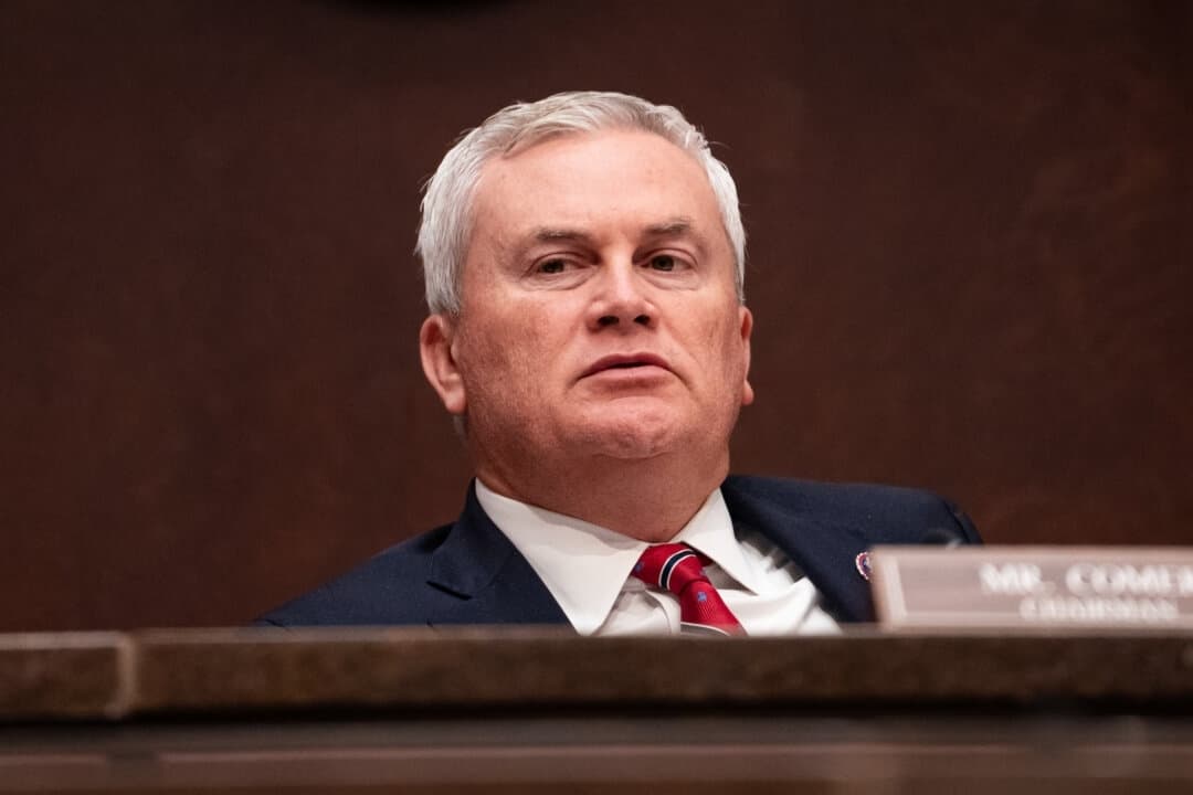 El presidente del Comité de Supervisión de la Cámara de Representantes, el republicano James Comer (R-Ky.), preside una audiencia en el Capitolio, en Washington, el 5 de marzo de 2025. (Madalina Vasiliu/The Epoch Times)