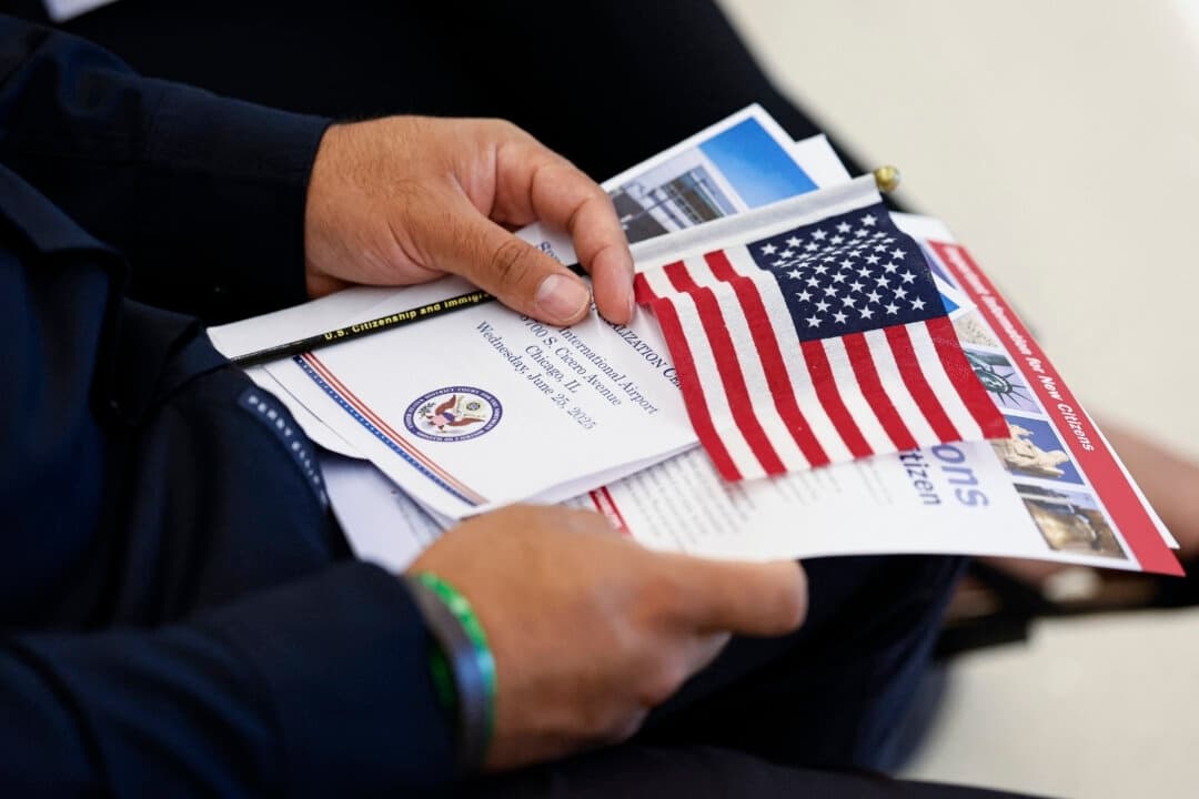 Un solicitante de la ciudadanía estadounidense espera para prestar juramento de lealtad durante una ceremonia oficial en el Aeropuerto Internacional Midway de Chicago, el 25 de junio de 2025. (Kamil Krzaczynski/AFP a través de Getty Images)
