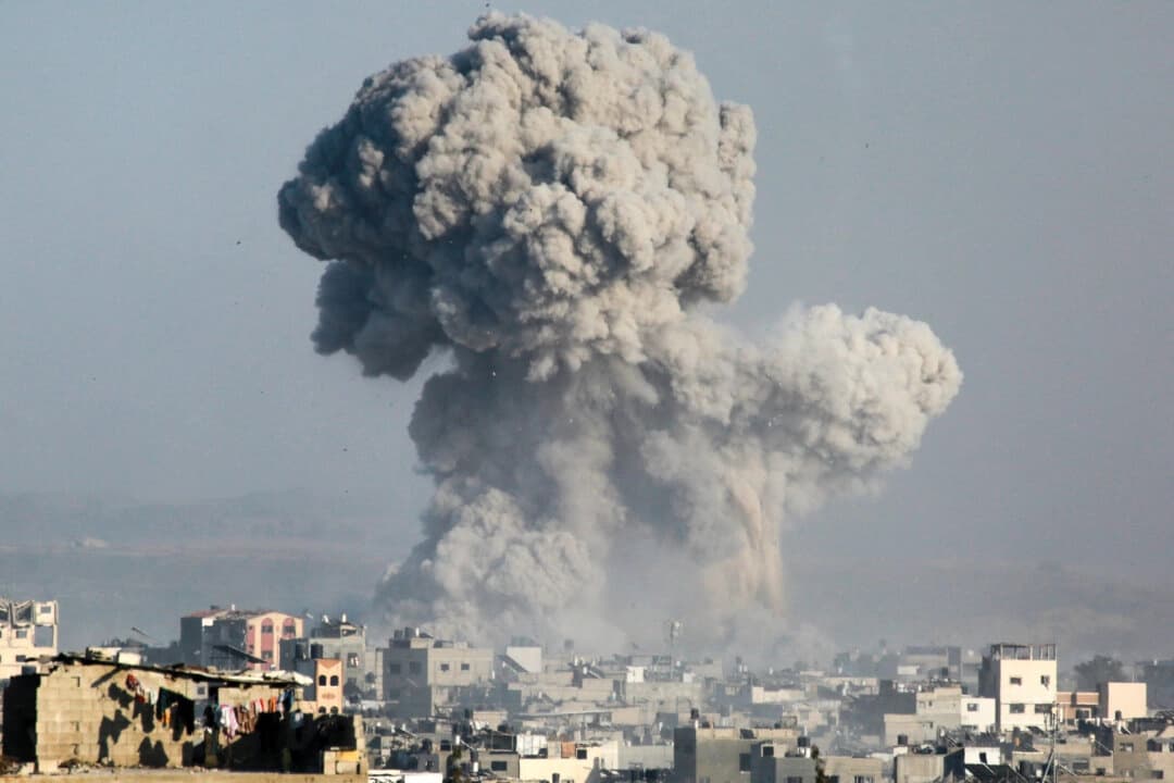 Humo tras un ataque israelí en Jabalia, en el norte de la Franja de Gaza, el 28 de junio de 2025. (Bashar Taleb/AFP vía Getty Images)