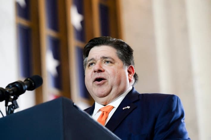 El gobernador de Illinois, J. B. Pritzker, habla antes de que el presidente Joe Biden pronunciara un discurso sobre la economía en la antigua oficina de correos de Chicago, el 28 de junio de 2023. (Andrew Caballero-Reynolds/AFP vía Getty Images)