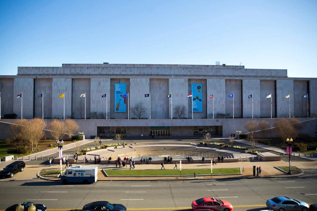 Visitantes en el Museo Smithsonian de Historia Americana, en el National Mall de Washington, el 3 de abril de 2019. (Pablo Martinez Monsivais/AP Photo)