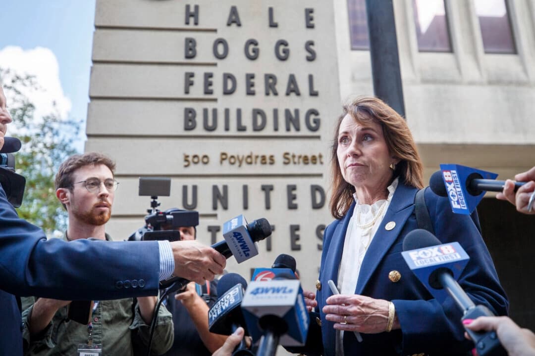 La fiscal general de Luisiana, Liz Murrill, habla con los medios de comunicación frente al edificio federal Hale Boggs en Nueva Orleans el 19 de mayo de 2025. (David Grunfeld/The Times-Picayune/The New Orleans Advocate vía AP)