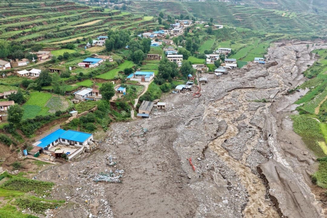 Equipos de rescate buscan supervivientes tras una riada repentina en el condado de Yuzhong, en la provincia (noroccidental china de Gansu, el 8 de agosto de 2025. -/AFP vía Getty Images).