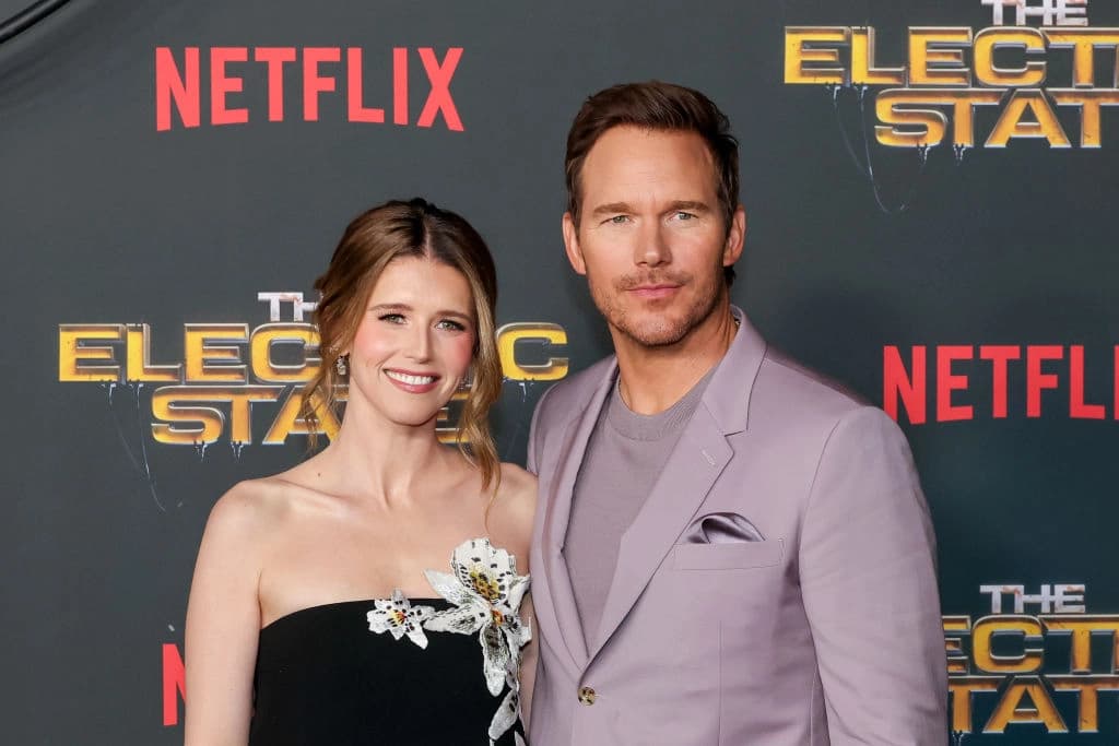(De izquierda a derecha) Katherine Schwarzenegger y Chris Pratt asisten al estreno mundial de "The Electric State" de Netflix en el Egyptian Theatre Hollywood de Los Ángeles el 24 de febrero de 2025. (Kevin Winter/Getty Images)
