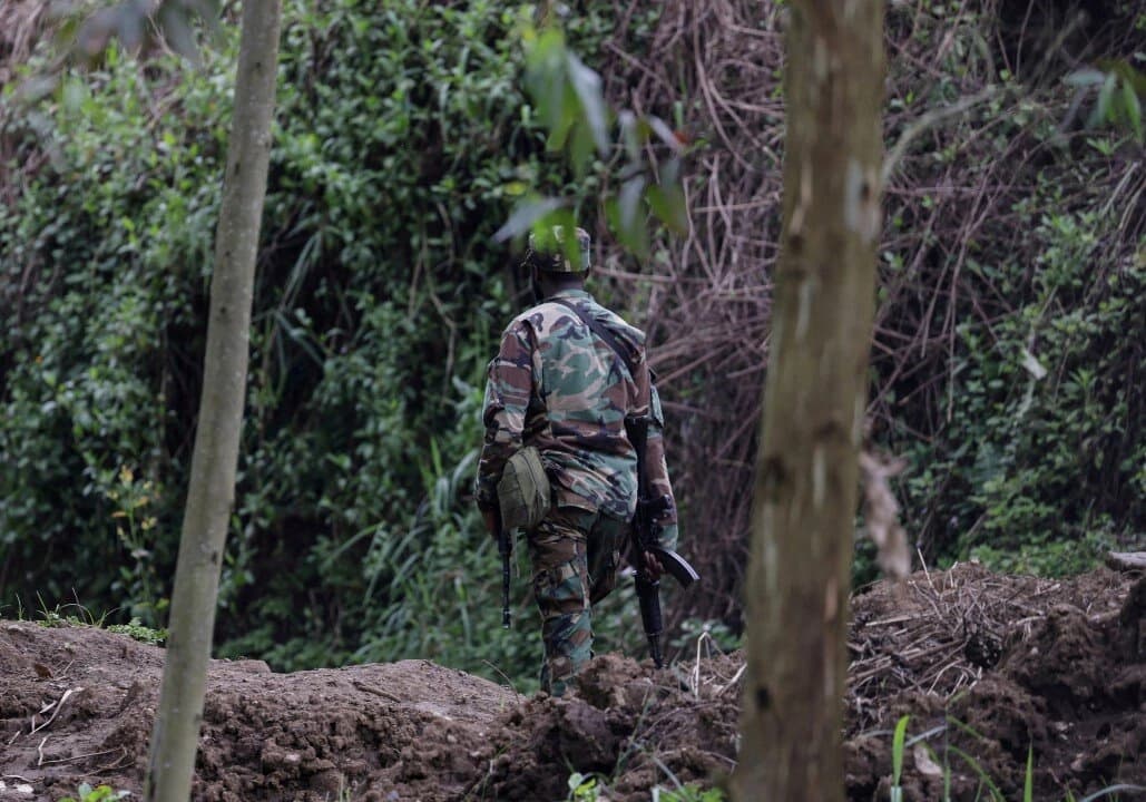 Fotografía sin fecha de un miembro del grupo rebelde M23 caminando en las afueras de Matanda, en la República Democrática del Congo. (Zohra Bensemra/Reuters)