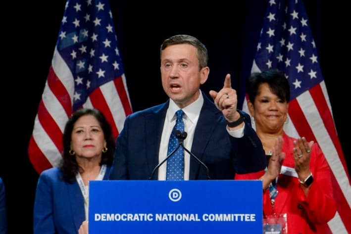 El candidato a presidente del Comité Nacional Demócrata (DNC), Ken Martin, habla en la reunión de invierno del DNC en el Gaylord National Resort and Convention Center en National Harbor, Maryland, el 1 de febrero de 2025. (Rod Lamkey Jr./AP Photo)