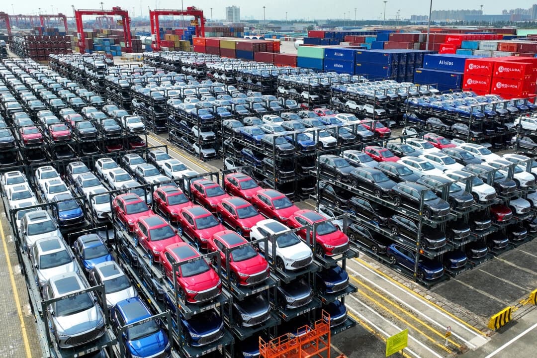 Carros eléctricos BYD a la espera de ser cargados en un barco se apilan en la terminal internacional de contenedores del puerto de Taicang, en el puerto de Suzhou, en la provincia oriental china de Jiangsu, el 11 de septiembre de 2023. (AFP vía Getty Images)