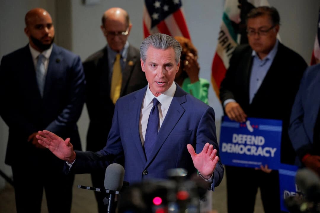 El gobernador de California, Gavin Newsom, habla con la prensa en Los Ángeles el 14 de agosto de 2025. (Mike Blake/Reuters)