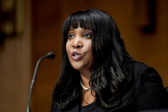 Lisa Cook, de Michigan, nominada para ser miembro de la Junta de Gobernadores del Sistema de la Reserva Federal, habla ante una audiencia de confirmación del Comité de Banca, Vivienda y Asuntos Urbanos del Senado en el Capitolio en Washington, el 3 de febrero de 2022. (Ken Cedeno/Reuters)