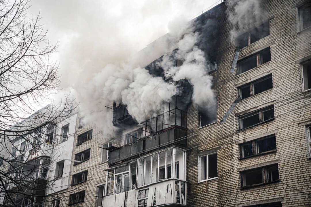 El humo se eleva desde un edificio residencial después de un ataque con misiles en Sumy, Ucrania, el 24 de marzo de 2025. (Yevhen Abrasimov/AFP).
