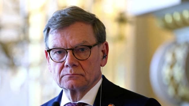 El ministro alemán de Asuntos Exteriores, Johann Wadephul, asiste a una rueda de prensa en París el 18 de julio de 2025. (Abdul Saboor/Reuters)
