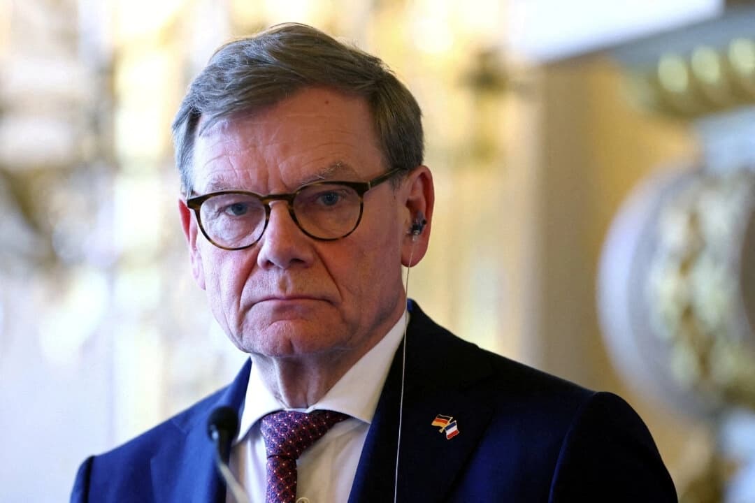 El ministro alemán de Asuntos Exteriores, Johann Wadephul, asiste a una rueda de prensa en París el 18 de julio de 2025. (Abdul Saboor/Reuters)
