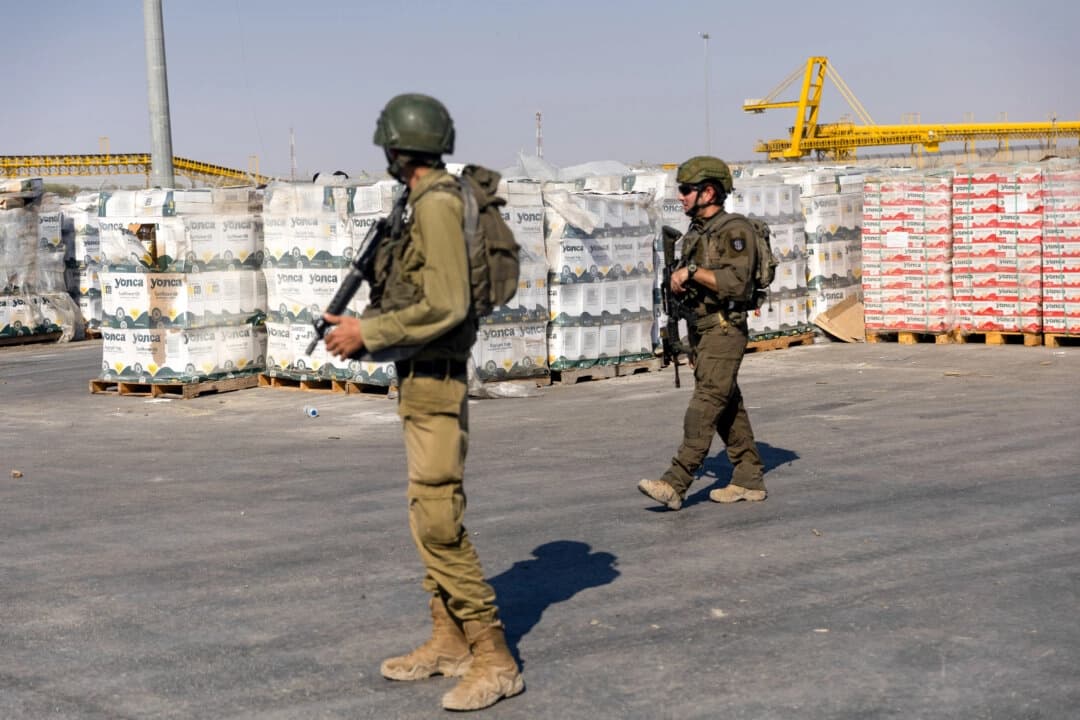 Soldados israelíes pasan junto a paquetes de ayuda humanitaria en el lado palestino del paso fronterizo de Kerem Shalom, en Gaza, el 24 de julio de 2025. (Amir Levy /Getty Images).