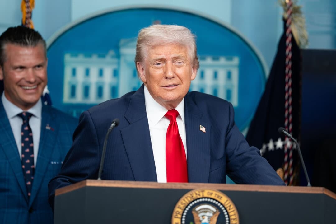 El presidente Donald Trump habla durante una rueda de prensa en la Casa Blanca en Washington el 11 de agosto de 2025. (Madalina Kilroy/The Epoch Times)
