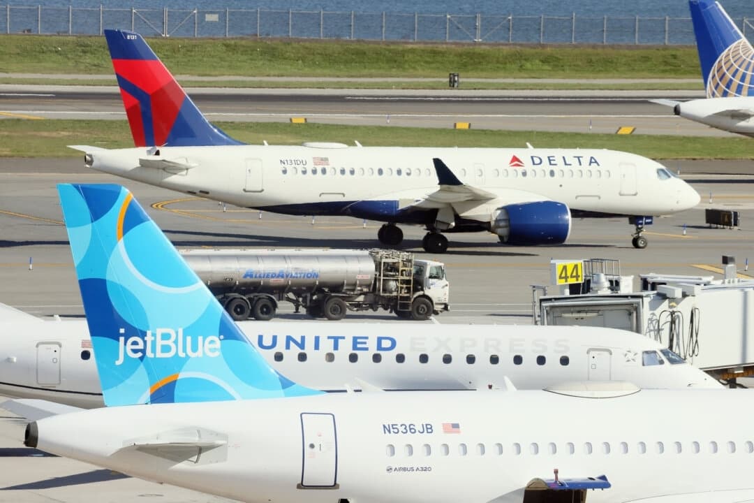 Aviones de Delta, United y JetBlue llenan la pista de rodaje del aeropuerto Laguardia de Nueva York. (Bruce Bennett/Getty Images)
