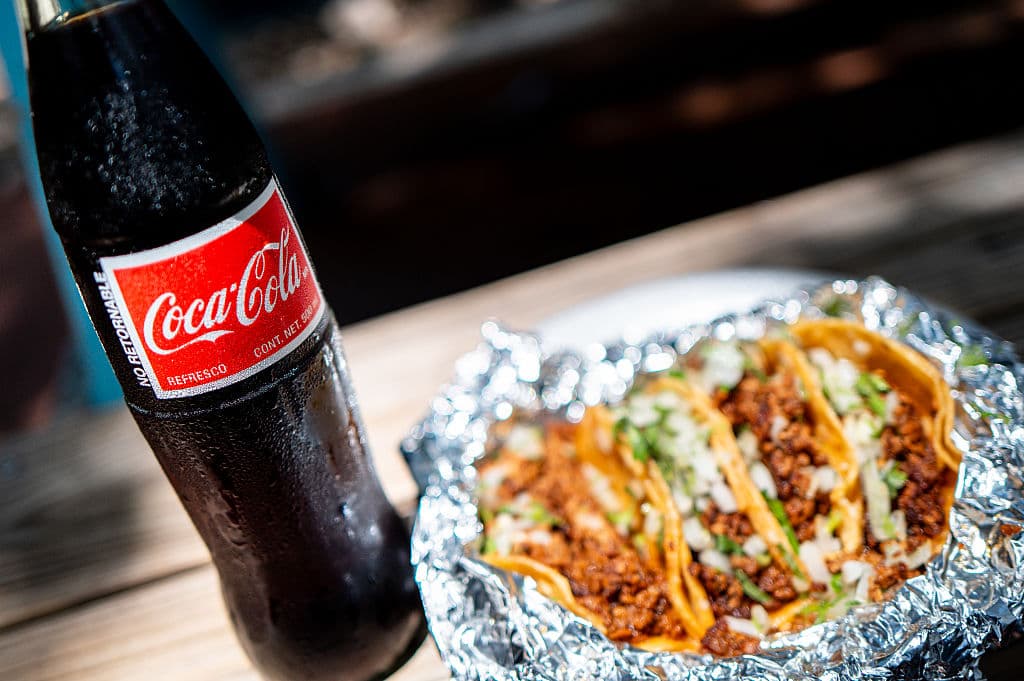 El presidente de los Estados Unidos, Donald Trump, declaró en una publicación en Truth Social que Coca-Cola ha acordado utilizar azúcar de caña auténtico en sus bebidas en los Estados Unidos, similar al de la Coca-Cola mexicana. (Ilustración fotográfica de Brandon Bell/Getty Images)