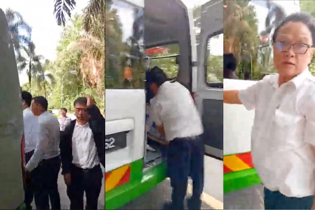 Personas captadas por la cámara al salir de un autobús turístico tras apoderarse de carteles de un puesto de Falun Gong en Kuala Lumpur, Malasia, el 15 de agosto de 2025. (Captura de pantalla de The Epoch Times).