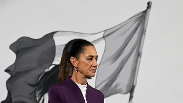 La presidenta de México, Claudia Sheinbaum anuncia que México responderá a los aranceles del presidente estadounidense Donald Trump con sus propios derechos de represalia durante su conferencia de prensa en el Palacio Nacional de la Ciudad de México, el 4 de marzo de 2025. (Foto de ALFREDO ESTRELLA/AFP vía Getty Images)