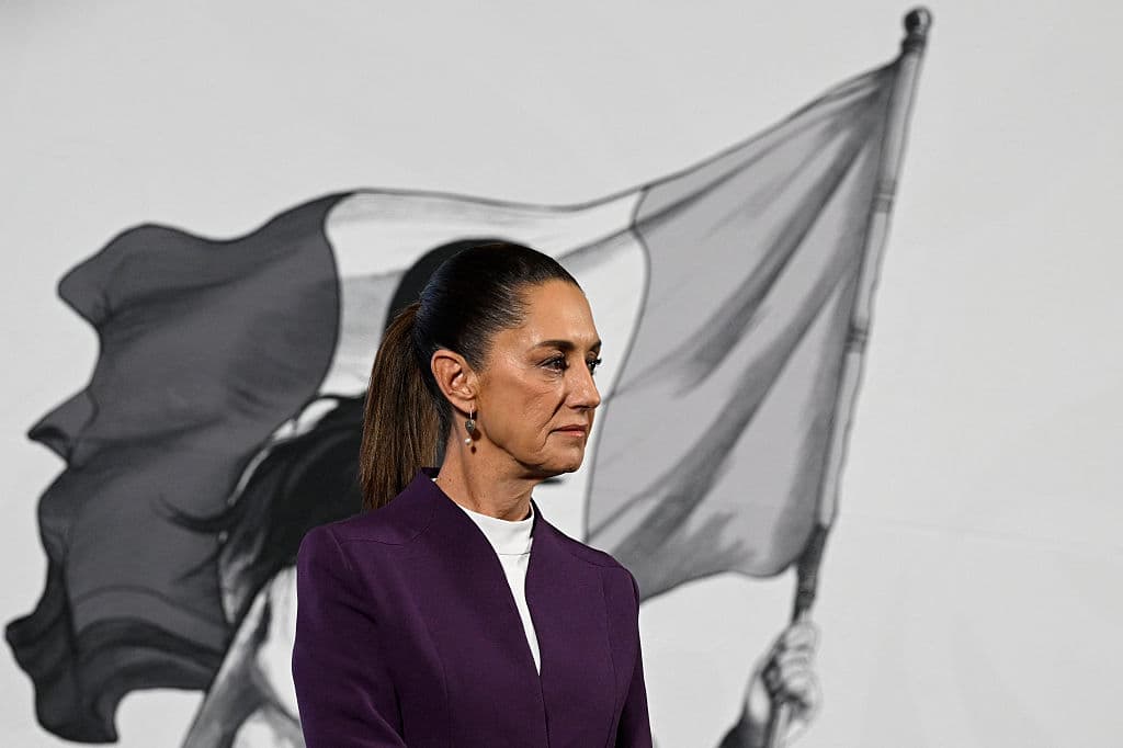 La presidenta de México, Claudia Sheinbaum anuncia que México responderá a los aranceles del presidente estadounidense Donald Trump con sus propios derechos de represalia durante su conferencia de prensa en el Palacio Nacional de la Ciudad de México, el 4 de marzo de 2025. (Foto de ALFREDO ESTRELLA/AFP vía Getty Images)
