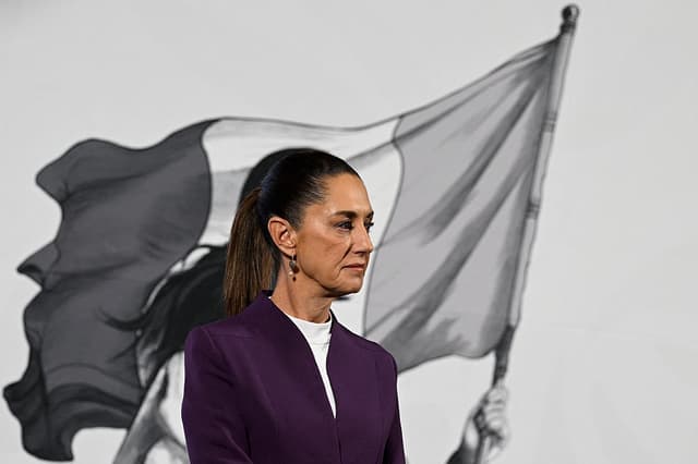 La presidenta de México, Claudia Sheinbaum anuncia que México responderá a los aranceles del presidente estadounidense Donald Trump con sus propios derechos de represalia durante su conferencia de prensa en el Palacio Nacional de la Ciudad de México, el 4 de marzo de 2025. (Foto de ALFREDO ESTRELLA/AFP vía Getty Images)