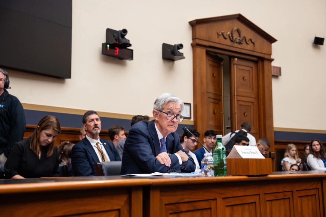 El presidente de la Reserva Federal, Jerome Powell, testifica durante una audiencia ante el Comité de Servicios Financieros de la Cámara de Representantes en el Capitolio, Washington, el 24 de junio de 2025. (Madalina Kilroy/The Epoch Times)
