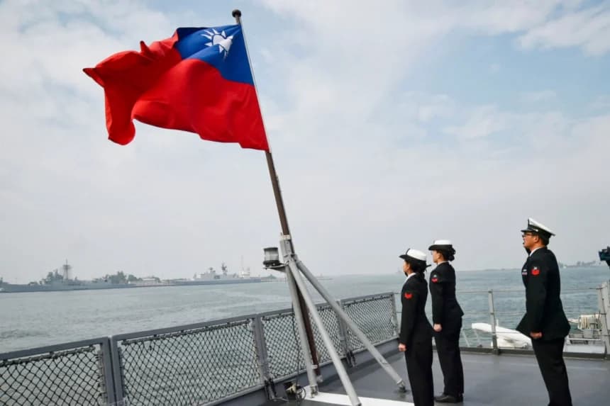 Marineros taiwaneses saludan la bandera de la isla en la cubierta del buque de abastecimiento Panshih tras participar en los ejercicios anuales, en la base naval de Tsoying en Kaohsiung, Taiwán, el 31 de enero de 2018. (Mandy Cheng/AFP vía Getty Images)