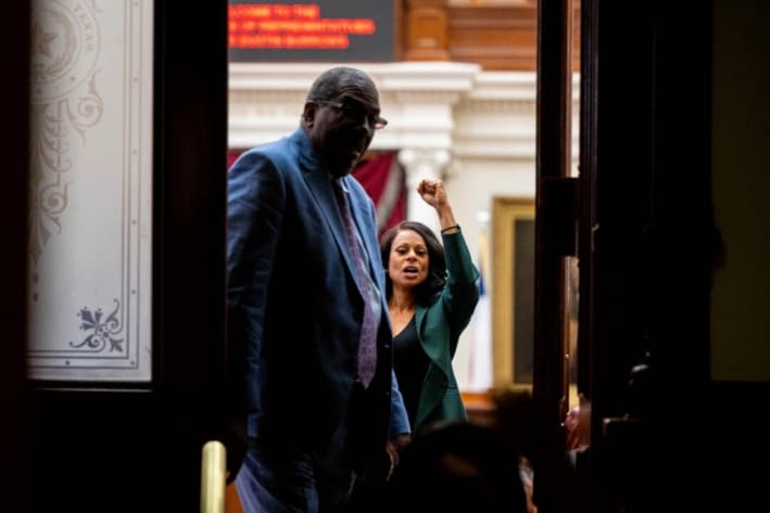 La representante estatal demócrata Nicole Collier hace un gesto desde el hemiciclo de la Cámara de Representantes de Texas en el Capitolio estatal, en Austin, el 19 de agosto de 2025. (Brandon Bell/Getty Images)