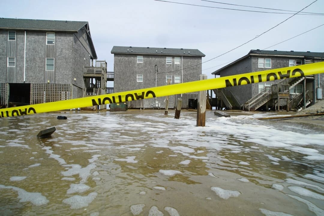 El agua del mar traída por el huracán Erin inunda el motel Cape Hatteras en Buxton, Carolina del Norte, el 20 de agosto de 2025. (Allen G. Breed/AP Photo)
