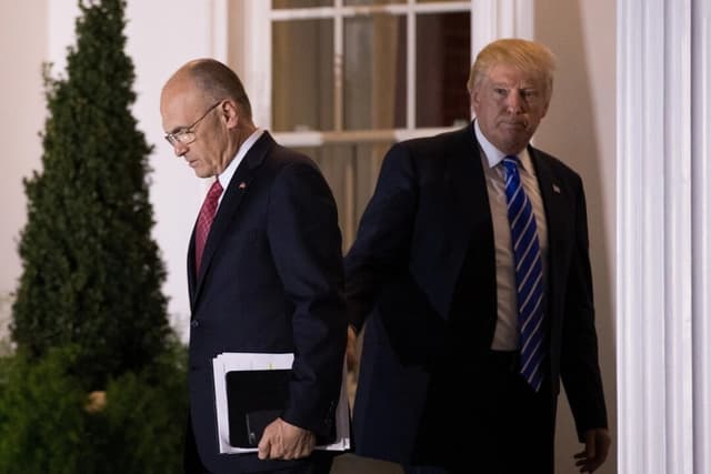 Andrew Puzder, director ejecutivo de CKE Restaurants, sale tras su reunión con el presidente electo Donald Trump en el Trump International Golf Club, en Bedminster Township, Nueva Jersey, el 19 de noviembre de 2016. (Drew Angerer/Getty Images)
