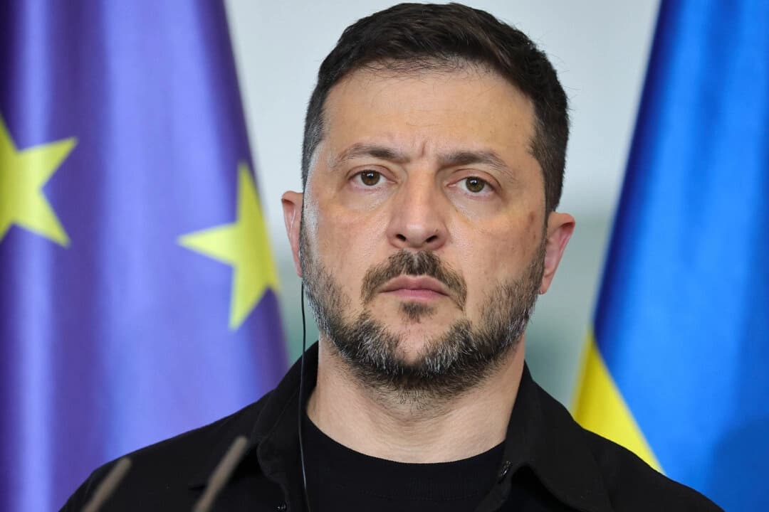 El presidente ucraniano Volodímir Zelenski escucha al canciller alemán Friedrich Merz (no aparece en la imagen) durante una rueda de prensa conjunta en la Cancillería tras una reunión virtual organizada por Merz entre líderes europeos y el presidente Donald Trump en Berlín, el 13 de agosto de 2025. (Omer Messinger/Getty Images)