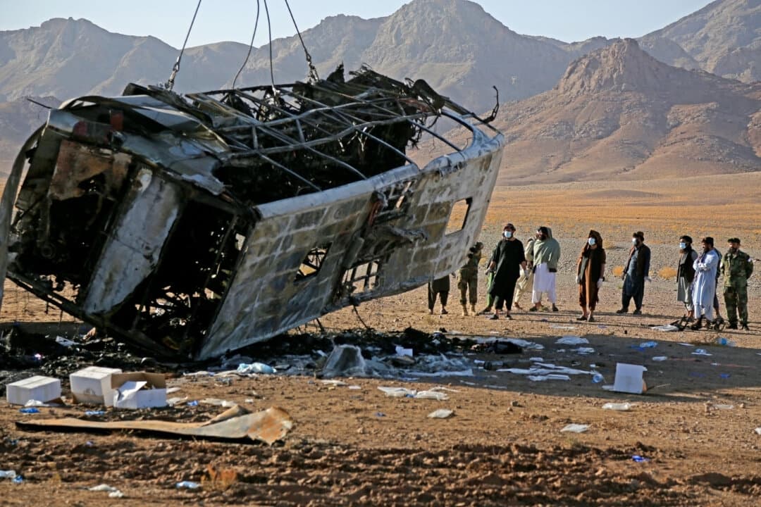 Los restos de un autobús son remolcados en el lugar del accidente, en el distrito de Guzara, provincia de Herat, el 20 de agosto de 2025. (Mohsen KARIMI / AFP a través de Getty Images)
